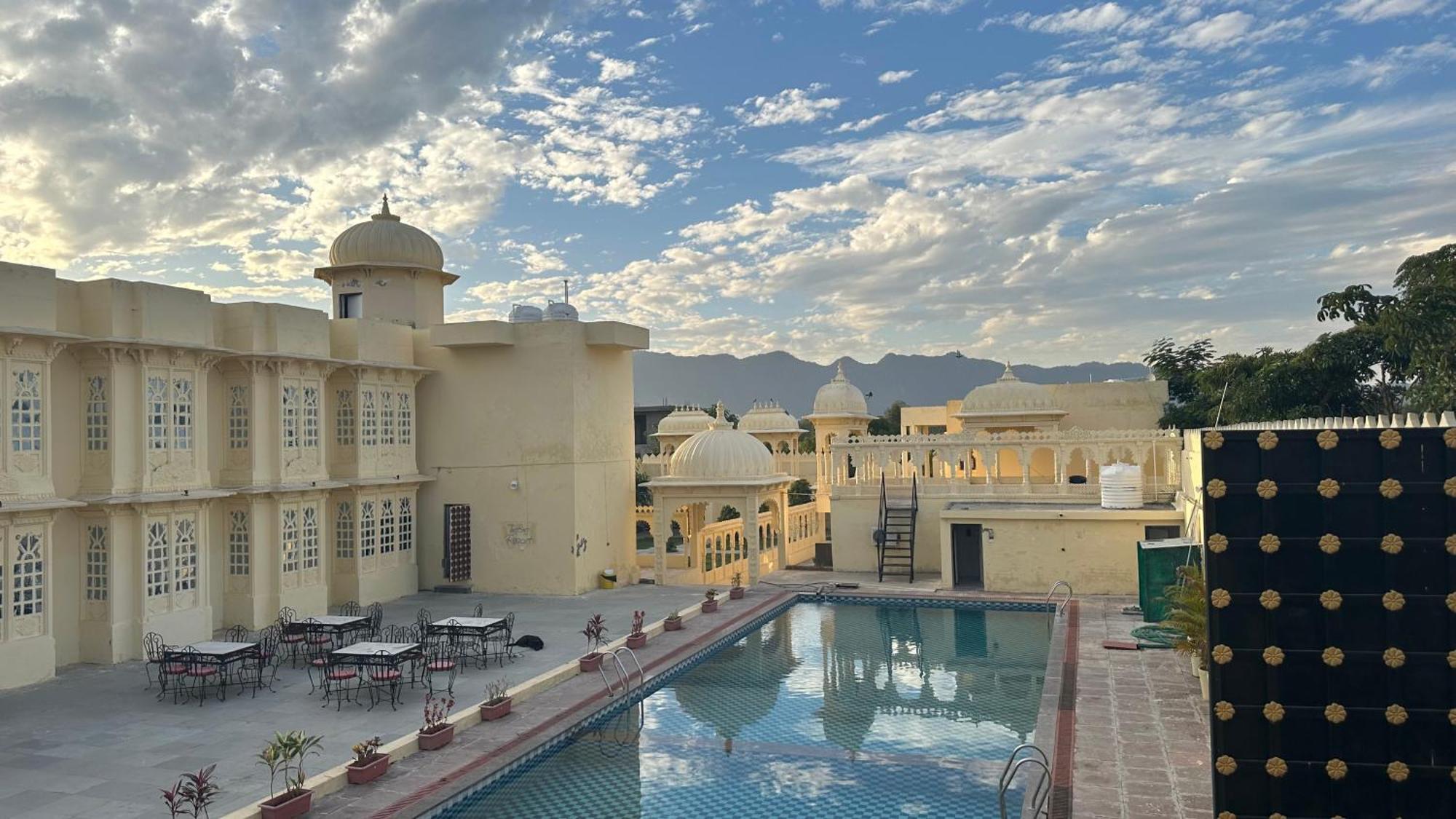 The Burj Resort Luxurious Stay อุเดเปอร์ ภายนอก รูปภาพ